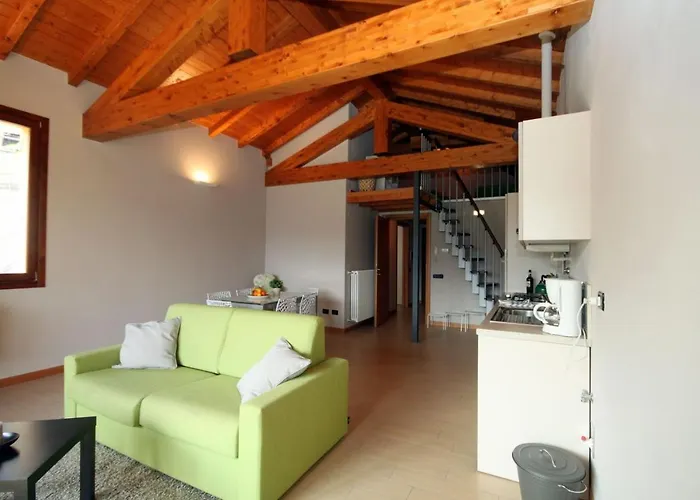 Oleandro Balcony 5 - By Lovecomo בית נופש מנאג'יו